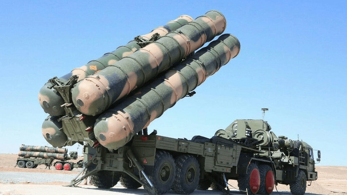 S-300 là hệ thống tên lửa đất đối không tầm xa của Nga do công ty NPO Almaz phát triển, với phiên bản đầu tiên là S-300P đi vào hoạt động từ năm 1979. Hệ thống này được thiết kế để chống lại máy bay, tên lửa hành trình và cả tên lửa đạn đạo, khiến nó được đánh giá là một công cụ phòng không đa năng.