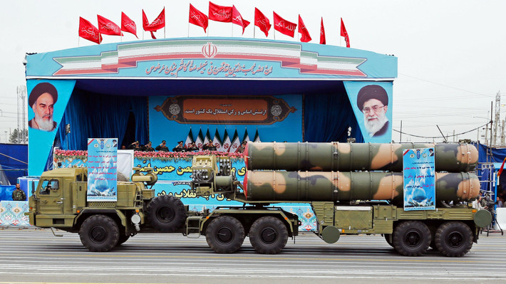 Trước những tuyên bố của Israel về việc làm suy yếu nghiêm trọng hệ thống phòng không Iran, truyền thông Iran ngay lập tức đáp trả bằng cách phát sóng những hình ảnh một cuộc diễn tập quân sự. Trong đoạn video, mô tả cảnh phóng đồng thời các tên lửa đánh chặn từ cả S-300 của Nga và hệ thống Bavar-373 bản địa, để vô hiệu hóa mục tiêu giả định của kẻ thù. Ảnh The War Zone