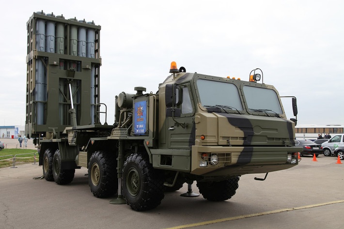 S-350 sử dụng tên lửa chính là 9M96 tầm bắn chỉ khoảng 30km và tên lửa lửa mờ rộng 9M96D có thể bắn tới mục tiêu ở khoảng cách 120km, một số báo cáo cho rằng hệ thống có thể đạt tầm bắn lên đến 145km.