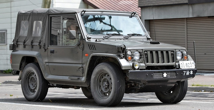 Việc bổ sung xe tải hạng nhẹ Mitsubishi Type 73 mặc dù không phải là một bước ngoặt, nhưng sẽ cải thiện khả năng di chuyển của quân đội, phân phối vật tư và cung cấp khả năng sơ tán y tế. Với bản chất tiêu hao của cuộc xung đột, nơi các tuyến tiếp tế liên tục bị đe dọa, những phương tiện hỗ trợ như vậy có thể chứng minh là vô giá trong việc bảo đảm cho các lực lượng Ukraine hoạt động trên nhiều mặt trận. Ảnh mil.in.ua