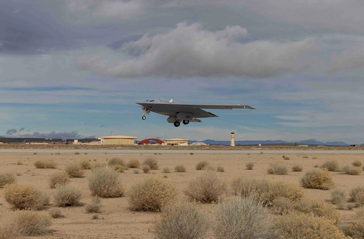Sau hơn ba thập kỷ phục vụ trong Không quân Mỹ, máy bay ném bom B-2 Spirit do Northrop-Grumman chế tạo sẽ nghỉ hưu, cùng với người anh em cũ B-1, được thay thế bằng B-21 Raider mới. Ảnh: US DoD
