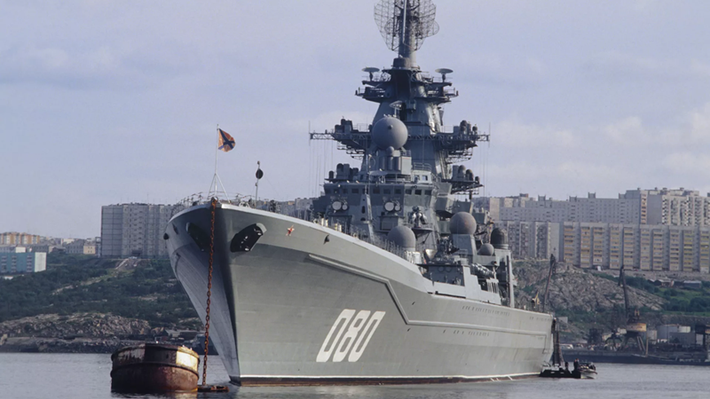Trong nhiều năm, tàu tuần dương Admiral Nakhimov đã nằm trong xưởng khô để trải qua một đợt nâng cấp sâu rộng. Ban đầu, con tàu được hứa hẹn sẽ trở lại với diện mạo gần như mới, được trang bị hàng loạt vũ khí và cảm biến tối tân. Ảnh: Sputnik
