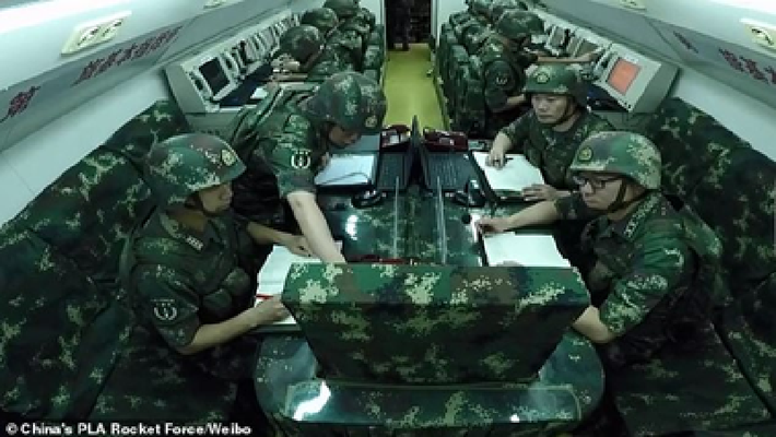 Tuy nhiên, không có gì bí mật khi Trung Quốc đã có các hầm trú ẩn hạt nhân và các trung tâm chỉ huy quân sự ngầm dưới lòng đất. Năm 2017, Đài Truyền hình Trung ương Trung Quốc (CCTV) đưa tin rằng trụ sở chỉ huy của PLA tại Tây Sơn, phía tây nam Bắc Kinh, nằm sâu 100 mét dưới lòng đất. Báo cáo cho biết các sĩ quan PLA đã bắt đầu chỉ huy các cuộc tập trận từ đó kể từ năm 2013. Ảnh minh họa: Weibo