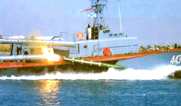 Việc thử nghiệm bắt đầu vào năm 1964 tại Hồ Issyk-Kul ở Kyrgyzstan trước khi chuyển sang Biển Đen hai năm sau đó. Trong thập kỷ tiếp theo, các kỹ sư đã vật lộn với vô số rào cản kỹ thuật của một hệ thống chưa từng có tiền lệ trong chiến tranh hải quân. Đã có những thất bại và trở ngại thường xuyên. Ảnh: Top War