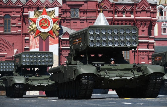 TOS-2 được cải tiến dựa trên TOS-1 và TOS-1A bằng cách sử dụng khung gầm có bánh xe thay vì xích, tăng khả năng cơ động và giảm mức tiêu thụ nhiên liệu.
