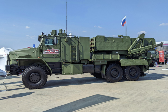 Ngoài ra, TOS-2 cũng có lồng chống máy bay không người lái trên phần bệ phóng để chống lại các loại đạn dược và máy bay không người lái của Ukraine. Những cải tiến này tăng cường tính linh hoạt trong hoạt động và giảm các hạn chế về hậu cần so với các phiên bản trước.