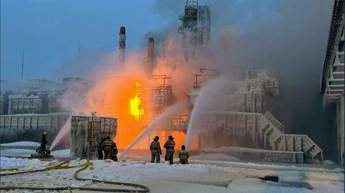 Theo tờ Defense Express đưa tin, trong tháng đầu tiên của năm 2025, lực lượng Ukraine đã tấn công 9 cơ sở dầu mỏ ở Nga. Những cuộc tấn công bằng máy bay không người lái được Ukraine tiến hành nhằm vào các nhà máy lọc dầu ở Nga trong thời gian gần đây, đã làm dấy lên quan ngại về khả năng duy trì năng lực sản xuất nhiên liệu của Moskva.