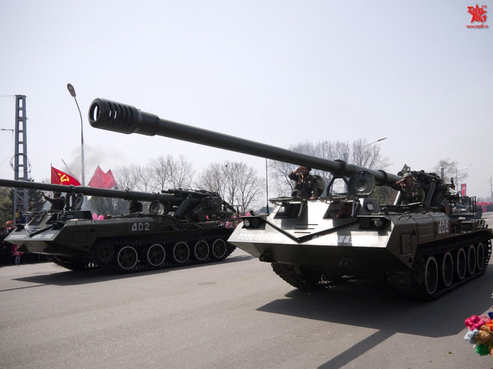 "Tại khu vực Luhansk, các thiết bị chiến đấu của Tiểu đoàn thiết bị bay không người lái Nemesis số 412, đã bắn trúng một khẩu pháo tự hành M-1989 rất hiếm của Triều Tiên với cỡ nòng pháo 170mm", tuyên bố đăng tải trên Telegram. Ngoài ra, bài đăng còn kèm theo một video cho thấy vũ khí này bị phá hủy. Ảnh Wikipedia