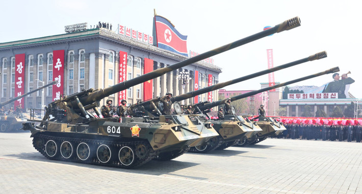 M-1989 là phiên bản sửa đổi có thể mang theo 12 viên đạn, vũ khí này lần đầu tiên được trình diễn công khai tại cuộc duyệt binh năm 1985; tốc độ bắn của pháo là 1-2 phát/5 phút, là một trong những lựu pháo có tầm bắn xa nhất thế giới lên tới 40km với đạn thông thường và 60km với đạn phản lực chủ động. Ảnh Wikipedia