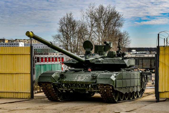 T-90, phiên bản phát triển từ T-72, là dòng xe tăng chiến đấu chủ lực hiện đại hơn của Nga. Ấn Độ hiện là quốc gia vận hành số lượng T-90 lớn nhất ngoài Nga, với phiên bản nội địa hóa mang tên T-90S Bhishma. Algeria và Azerbaijan cũng sử dụng dòng xe này, với số lượng khoảng 300 và vài chục chiếc.