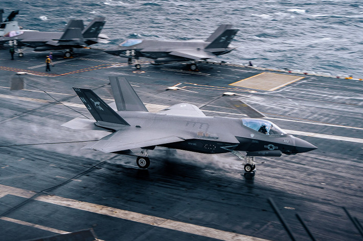 Trước đó, vào tháng 9/2018, một chiếc F-35B đã rơi ở bang Nam Carolina, Mỹ, khiến quân đội Mỹ phải ngừng bay toàn bộ phi đội F-35 trong một thời gian để kiểm tra.