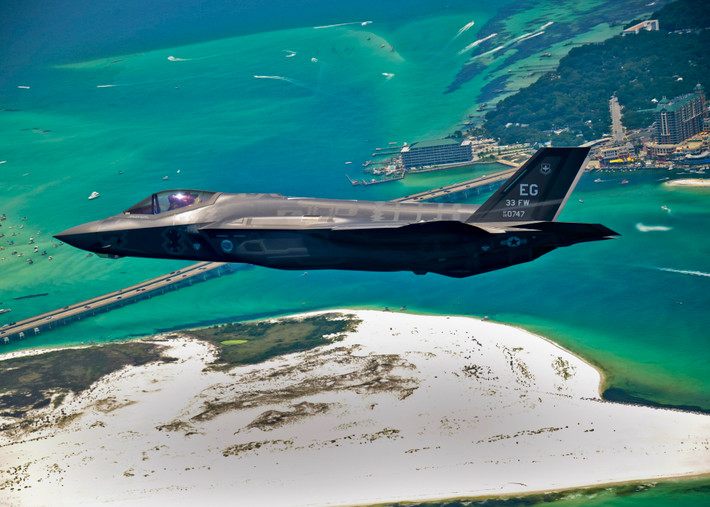 Quá trình phát triển F-35 đã trải qua nhiều trì hoãn, khiến tiến độ bị chậm trễ nghiêm trọng. Những vấn đề kỹ thuật và lỗi thiết kế đã làm cho việc sản xuất và triển khai máy bay này không đạt được kỳ vọng ban đầu. Điều này không chỉ ảnh hưởng đến kế hoạch của Không quân Mỹ mà còn gây lo ngại cho các minh đã đặt mua F-35.