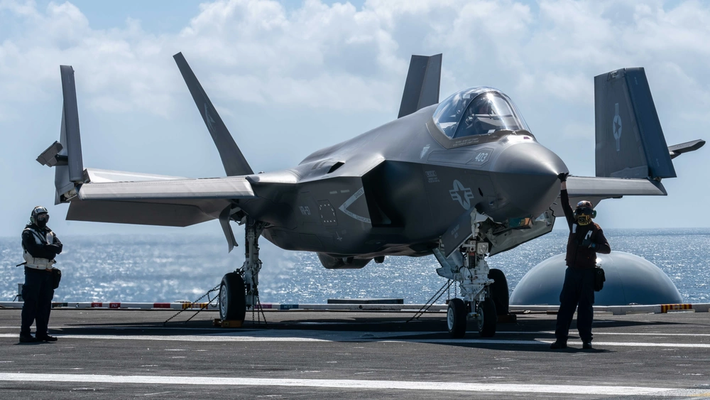 Ban đầu, chương trình tiêm kích tàng hình F-35 được dự kiến tiêu tốn khoảng 400 tỷ USD. Tuy nhiên, theo thời gian, con số này đã tăng lên đáng kể, với tổng chi phí ước tính hiện tại lên tới hơn 2.000 tỷ USD cho toàn bộ vòng đời các máy bay và có thể tiếp tục tăng. Mỗi tháng, Mỹ phải chi hơn 1 tỷ USD để chế tạo một chiếc F-35.