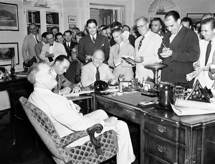 Tổng thống Mỹ Franklin D. Roosevelt mời các phóng viên báo chí vào Phòng Bầu dục tại Nhà Trắng để tham gia các cuộc họp giao ban hai lần một tuần. Ảnh chụp ngày 25/8/1939. Ảnh: AP.
