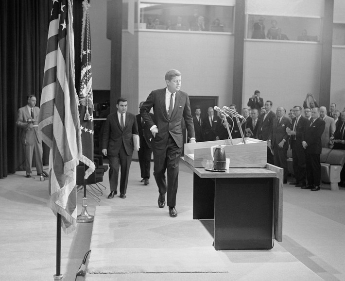 Sau cuộc xâm lược Vịnh Con Lợn không thành công, Tổng thống John F. Kennedy đã cảnh báo giới báo chí nhằm hạn chế xuất bản những tin tức có lợi cho kẻ thù của Mỹ. Ảnh: AP.