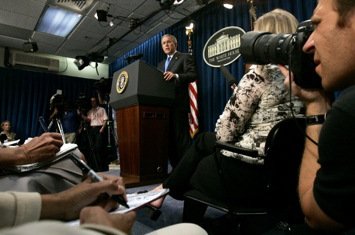 Năm 2004, tờ The New Yorker xuất bản một bài báo rộng rãi phân tích mối quan hệ giữa báo chí và George W. Bush tại Nhà Trắng. Ảnh: AP.