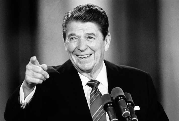 Theo báo The New York Times, vào những năm 1980, nhóm báo chí dưới thời Tổng thống Mỹ Ronald Reagan đã "đạt được một mức độ kiểm soát mới" đối với tin tức. Ảnh: AP.
