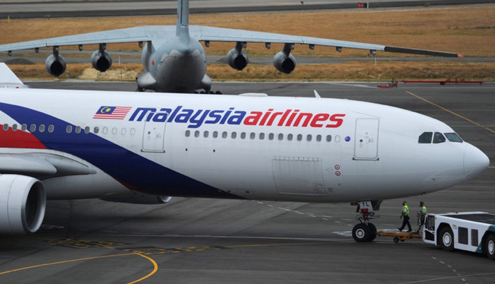 8. Chuyến bay 370 của hãng Malaysia Airlines biến mất cùng 239 người vào ngày 8/3/2014. Những người tìm kiếm tìm thấy những mảnh vụn có thể là từ chiếc máy bay bị mất tích ở Ấn Độ Dương. Tuy nhiên, bí ẩn của chuyến bay 370 đến nay vẫn chưa có lời giải. Ảnh: The Richest.
