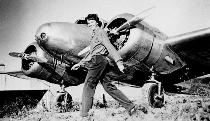 7. Máy bay của Amelia Earhart (người phụ nữ đầu tiên bay một mình qua Đại Tây Dương) mất tích. Ngày 2/6/1937, máy bay của Earhart biến mất trên Thái Bình Dương. Việc tìm kiếm đã được triển khai ngay lập tức nhưng tất cả đều vô vọng. Đây được coi là vụ tìm kiếm lớn nhất và tốn kém nhất trong lịch sử nước Mỹ. Ảnh: The Richest.
