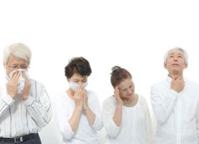 Nặng hơn là các bệnh cấp tính như cúm, sởi, ho gà, quai bị, thủy đậu... phát triển. Các bệnh này lây lan theo đường hô hấp qua các hạt nước bọt của người bệnh bắn ra khi nói chuyện hay ho khạc, làm người lành hít phải.