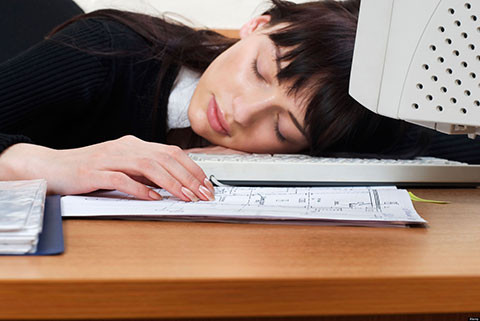 Ngủ trưa sai tư thế cũng không giúp ích gì cho sức khỏe. Bạn không nên gục đầu xuống bàn đi ngủ hay ngả người ra sau ghế tựa. Ngủ với tư thế này sẽ dẫn đến mệt mỏi , đau cổ.