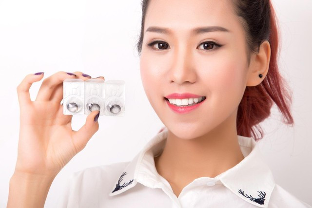 Đeo một thời gian dài và không đo mắt. Kính sát tròng đeo phải phù hợp với mắt. Sau khi đeo kính áp tròng một thời gian bạn thấy nhìn mờ hơn trước thì cần phải đến bác sĩ ngay lập tức để khám và đo lại mắt. Đừng cố đeo và hi vọng nó sẽ tự động điều chỉnh thích hợp lại.