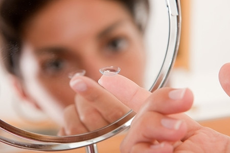 Không rửa tay trước khi đeo. Chạm vào kính áp tròng mà không rửa tay có thể khiến vi khuẩn vào ống kính. Vi khuẩn này từ đó dính vào mắt và gây ra không ít các loại bệnh.