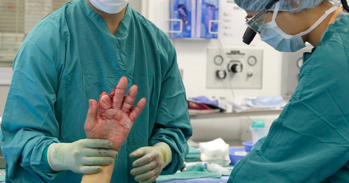 Tại bệnh viện, các bác sỹ quyết định phẫu thuật để giấu bàn tay trái của anh trong bụng và che vết mổ bằng một lớp da bảo vệ. Nếu không làm cách này, nguy cơ lây nhiễm cao ở các mô và gân khiến tay có thể bị thối rữa.