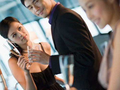 Chuẩn bị trước lí lẽ thuyết phục, dùng lời nói tử tế, nhẹ nhàng nhưng cứng rắn để nói chuyện, thể hiện rõ quan điểm của bản thân. Tuyệt đối không dùng những biện pháp đánh ghen mù quáng để xử lý.