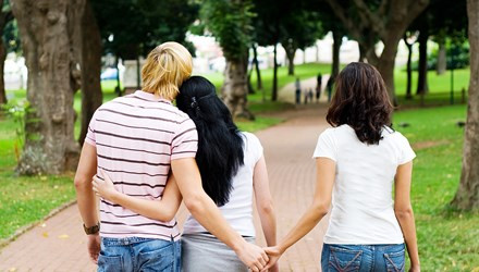 Thứ tư, trước khi đi nói chuyện thẳng thắn với cô ta nên có một cuộc nói chuyện thẳng thắn với chính người chồng của mình. Hai người giãi bày, bày tỏ ý kiến để hiểu rõ nhau, thống nhất cách giải quyết. Có thể một buổi uống cà phê trong một không gian lãng mạn vừa hâm nóng tình cảm vợ chồng vừa làm cuộc nói chuyện bớt căng thẳng.