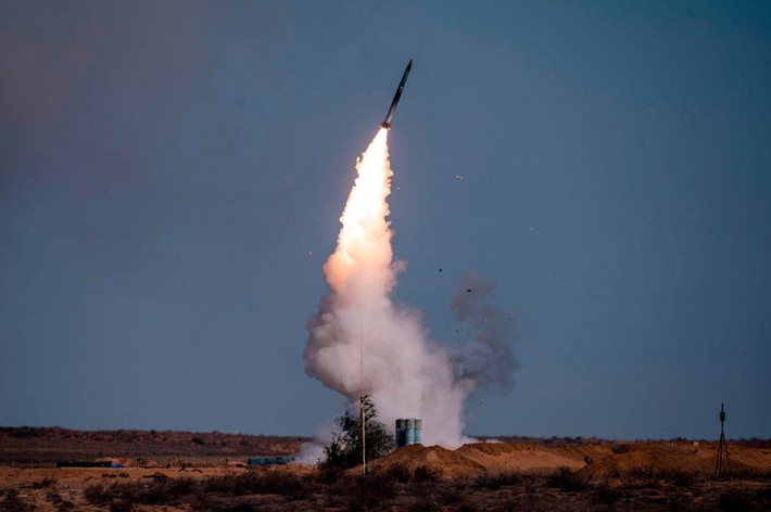 S-400 có tầm bắn 400 km, gấp đôi so với Bavar-373 và cung cấp khả năng phòng thủ nhiều lớp với ba loại tên lửa riêng biệt có khả năng tấn công ở cự ly hơn 200 km cũng như nhiều loại tên lửa tầm ngắn hơn.