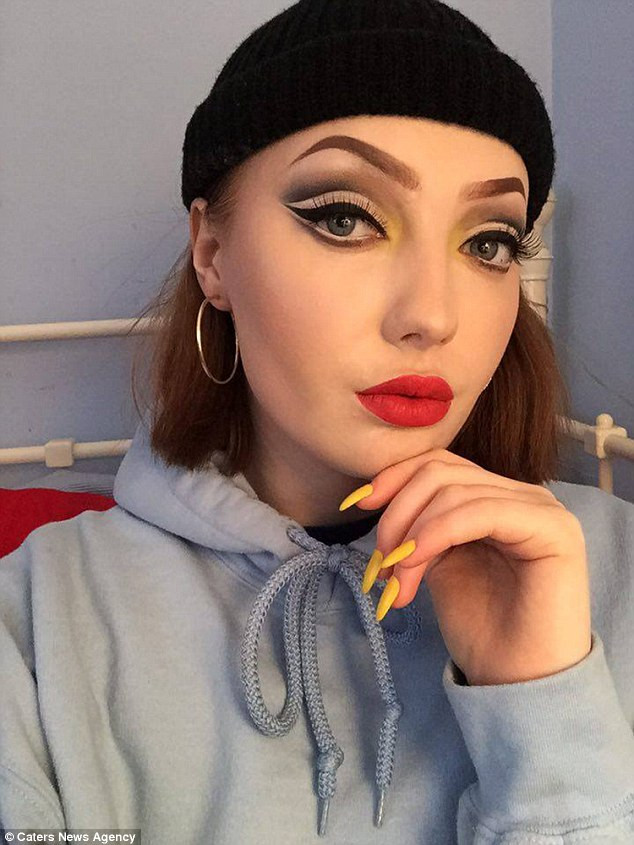 Maisie đã quyết định chụp ảnh với mục đích thể hiện tình yêu với make up và cô cho biết, những bức ảnh này chỉ thể hiện quan điểm cá nhân với bản thân cô chứ không ai khác.