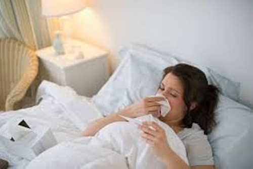 Nhiệt độ lạnh có thể gây rủi ro bệnh tật và tổn thương cho tất cả mọi người, đặc biệt là trẻ em, người già và người có bệnh mãn tính. Dưới đây là một số nguy hiểm khi thời tiết lạnh và cách thông minh để phòng bệnh mùa đông cho bản thân và gia đình.