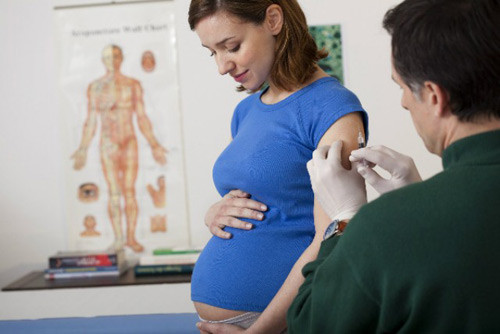 Chất streptomycin trong thuốc sẽ thông qua nhau thai và tác động tới thính giác của trẻ. Trẻ sinh ra có thể bị điếc bẩm sinh. Chất Tetracycline trong kháng sinh cũng có thể gây loãng xương ở trẻ nhỏ.
