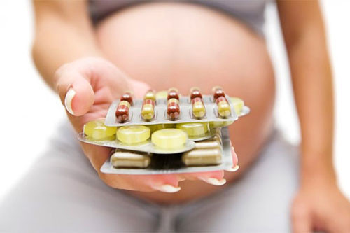 Thuốc Pepto Bismol. Đây là loại thuốc giảm chứng ợ nóng hay trào ngược khi mang thai. Nó rất nguy hiểm cho thai nhi, do thành phần salicylate trong thuốc có thể gây hại đến thai nhi. Đặc biệt nếu bà bầu ở những thai kỳ cuối cùng dùng thuốc.