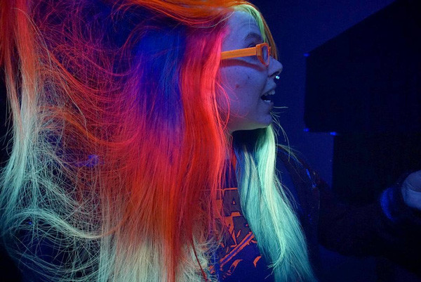 Tóc “blacklight” là xu hướng tóc nhuộm huỳnh quang mới nhất, đang sốt xình xịch bởi nó có thể phát sáng trong đêm tối. Có những màu neon xanh, hồng, xanh lá cây, cam và hồng đỏ cho các cô nàng sành điệu lựa chọn.