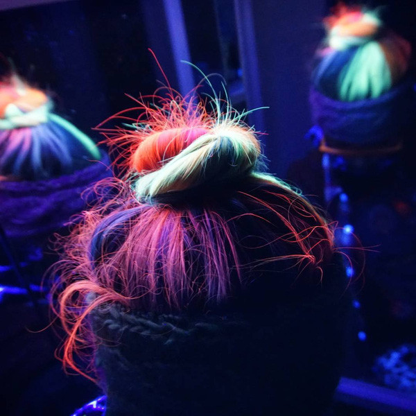 Mốt nhuộm này chỉ mới nổi lên vài tuần qua khi một thương hiệu chăm sóc tóc Panic Magic đã đẩy nó lên thành xu hướng. Rất nhiều cô gái đã đăng ảnh tóc huỳnh quang của mình lên các phương tiện truyền thông.