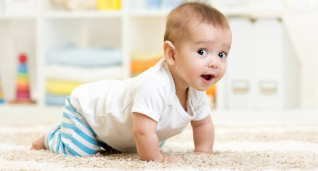 Bé lắng nghe. Một nghiên cứu được thực hiện bởi Đại học Florida đã cho thấy, khi một bà mẹ đọc những câu thơ thì nhịp tim thai nhi chậm lại và thậm chí vài tuần sau một người lạ đọc lại cũng vậy.