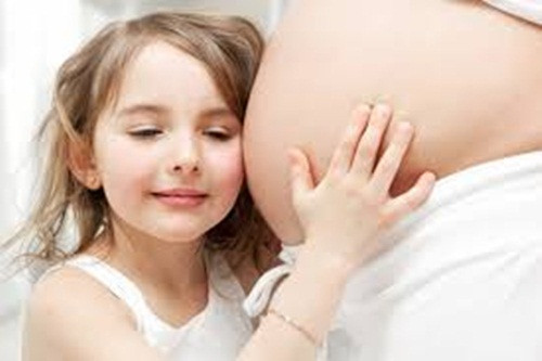 Thai nhi bắt đầu đạp khi 8 tuần. Lúc này, những cử động của bé còn quá yếu để mẹ có thể cảm nhận được. Mẹ chỉ có thể cảm nhận những cú máy của bé sau 16-18 tuần và nó cũng chỉ rất nhẹ như cơn gió hoặc búng nhẹ trong bụng.