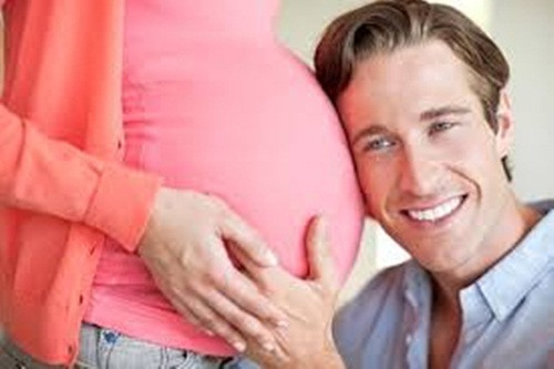 Bé đạp ít hơn khi mẹ thư giãn. Những mẹ bầu tham gia tập luyện một số môn thể thao thư giãn như yoga sẽ thấy em bé ít cử động hơn, vì khi đó, cơ thể người mẹ thư giãn với nhịp tim và nhịp thở thấp hơn có thể khiến em bé thư giãn và chuyển động ít hơn.