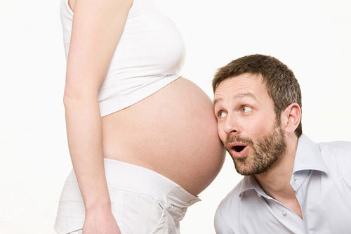 Bé đạp để phản ứng lại những thay đổi của môi trường trong bào thai. Khi gặp những thay đổi lạ như tiếng ồn hay thức ăn mẹ vừa ăn, bé sẽ phản hồi bằng việc đạp trong bụng mẹ. Đây là phản ứng hết sức bình thường và mẹ không cần lo lắng.