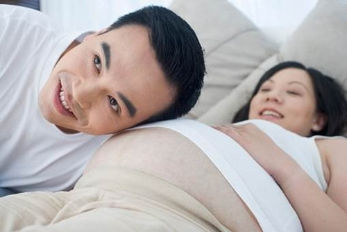 Bé tích cực vận động khi mẹ nằm nghiêng bên trái. Khi nằm nghiêng bên trái thì lượng máu cung cấp cho thai nhi sẽ được nhiều hơn, do đó mà con cũng hưng phấn và vận động tích cực hơn.
