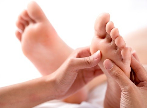 Bênh này thường gặp ở các vận động viên, những người thường xuyên chạy bộ. Nên kết hợp vận động và nghỉ ngơi hợp lý để các cơ ở gót chân không phải chịu sức ép quá lớn, thiếu oxy trong thời gian dài dẫn đến viêm cơ.