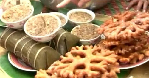 Bánh củ gừng được làm từ bột gạo nếp đem trộn với trứng gà cùng men rượu rồi đem giã quyện và nặn thủ công thành hình giống củ gừng. Sau khi chiên dầu được nhúng vào nước đường để bánh bóng mịn và không bị cong. Công đoạn cuối cùng trong quá trình làm bánh củ gừng là phơi khô trong khoảng 10-15 phút để tăng độ giòn cứng.