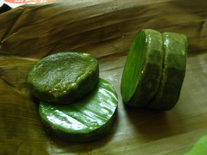 Đầu tiên người ta hông xôi và nầm lá ngải sau đó cho hai nguyên liệu này giã cùng nhau cho đến khi nó hòa quyện màu xanh. Nhân bánh sẽ được làm từ vừng đèn trộn đường phên. Công đoạn cuối cùng là phết lớp sáp ong khi chiếc bánh còn nóng hổi để nó có độ bóng đẹp.