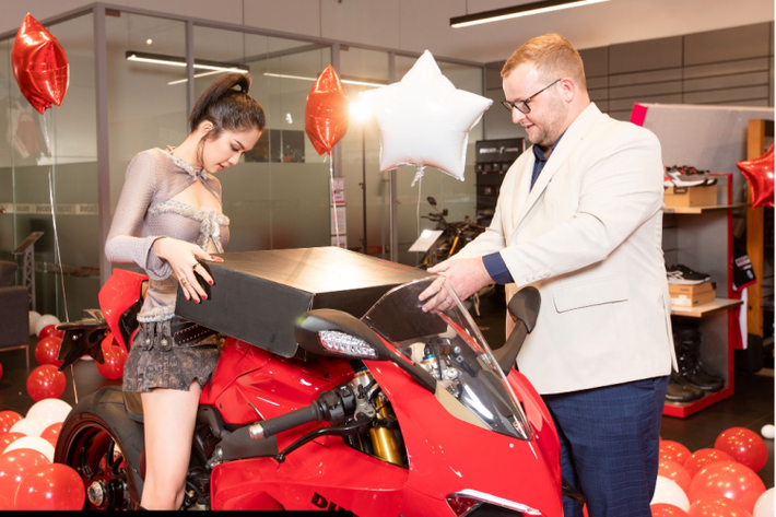 Các phiên bản Panigale V4 đều có chiều dài cơ sở 1.469 mm và chiều cao yên 830 mm. Xe được trang bị màn hình màu hiển thị TFT 5 inch thế hệ mới nhất. Phiên bản V4S trang bị mâm Marchesini nhôm nguyên khối 17 inch.