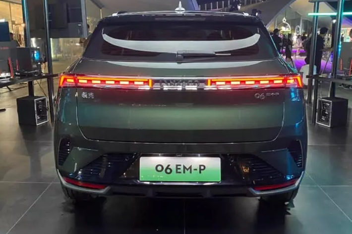 Vào hồi đầu tháng 8 năm nay, Lễ ký kết hợp đồng nhập khẩu và phân phối xe ô tô Lynk & Co tại thị trường Việt Nam đã chính thức diễn ra ở Hà Nội. Đáng tiệc 06 không nằm trong danh sách 4 mẫu xe được bán ra tại Việt Nam.