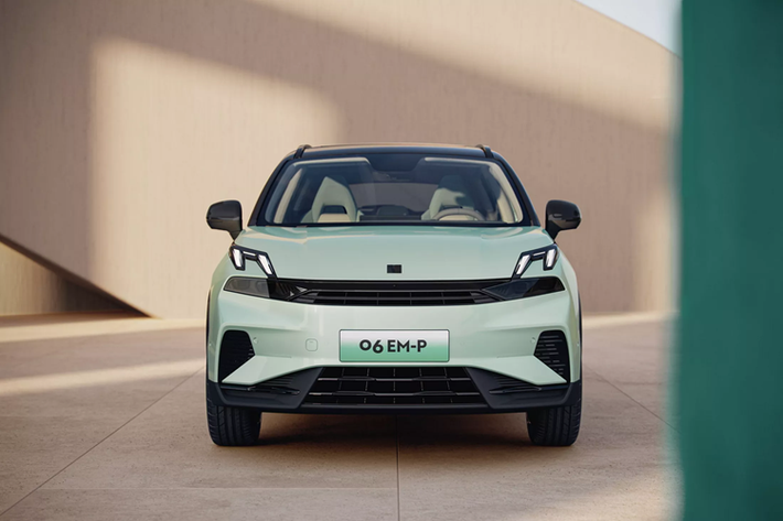 Hơn nữa, hai bộ pin có dung lượng: 9,11 kWh và 19,09 kWh, tương ứng với phạm vi di chuyển thuần điện CLTC lần lượt là 56 km và 126 km. Phạm vi hoạt động toàn diện khi đổ đầy bình và sạc đầy có thể đạt tới 1.280 km. Khi sạc nhanh, việc sạc đầy pin từ 30% lên 80% mất 28 phút.