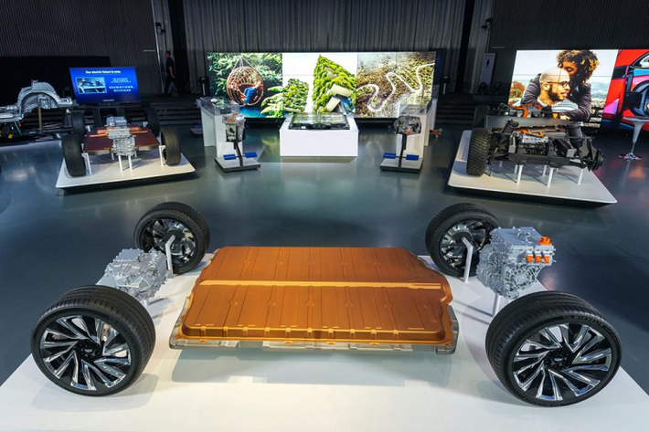 Đến năm 2025, tổng vốn đầu tư của SAIC General Motors vào công nghệ điện khí hóa và mạng thông minh mới sẽ đạt 70 tỷ nhân dân tệ và tổng cộng 10 mẫu xe điện trên nền tảng Autoneng sẽ được ra mắt. Tập trung vào nhu cầu đi lại đa dạng của người tiêu dùng, SAIC General Motors sẽ tiếp tục đẩy nhanh quá trình chuyển đổi toàn diện về điện khí hóa và kết nối thông minh.