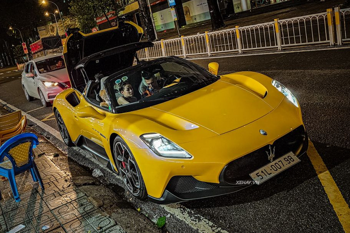 Tại Việt Nam hiện nay có khoảng hơn 5 chiếc Maserati MC20, tuy nhiên số xe này đều thuộc phiên bản Coupe. Theo đó, đây là chiếc Maserati MC20 Cielo mui trần đầu tiên được đưa về nước với mức giá khoảng hơn 16 tỷ đồng.
